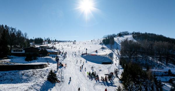 A Mátrában 40 centiméter vastag hóréteg borítja a tájat, így a síelés szerelmesei igazi téli paradicsomra lelhetnek. A friss hó remek lehetőséget kínál a síelésre és a téli sportok kedvelőinek. Ne hagyd ki ezt az izgalmas lehetőséget!