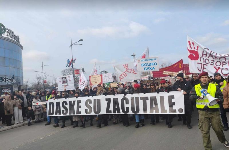 A színházak varázsa Újvidék utcáin, ahol a deszkák csendbe burkolóztak.