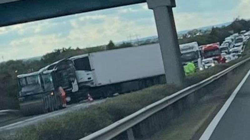 Egy kamion ütközött egy munkagéppel az M3-as autópályán.