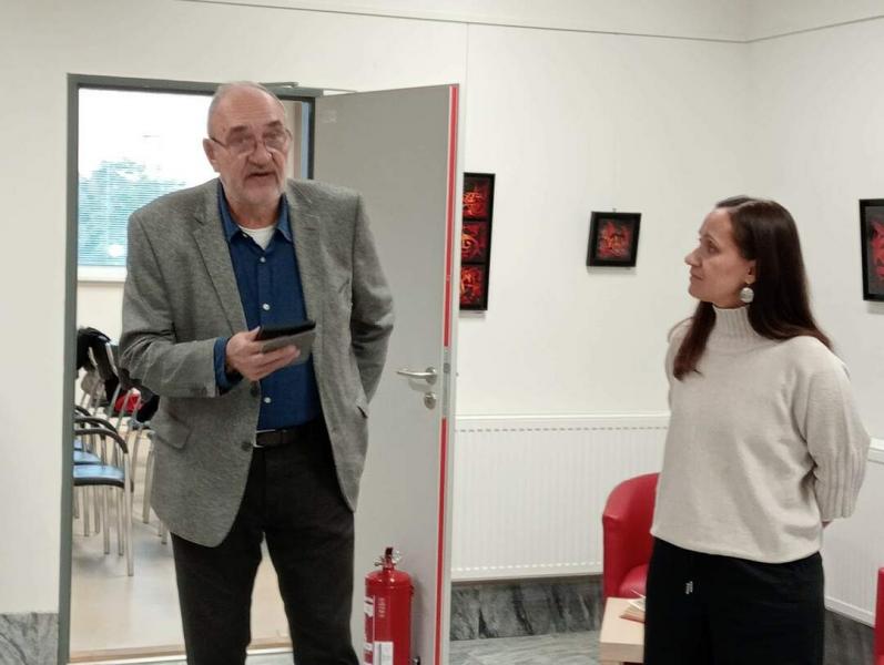 **Szárnyas Idők: Nagy Judit Festő- és Zománcművész Kiállítása a Komáromi 