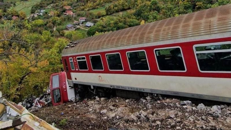 Emberi mulasztás állhat a szlovákiai súlyos vonatbaleset hátterében – új információk kerültek napvilágra.