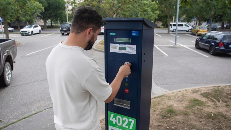 Debrecenben az ünnepnapokon a parkolás lebonyolítása kicsit eltér a hétköznapoktól. Fontos, hogy tájékozódj a helyi szabályokról, hiszen ezek időről időre változhatnak. Általában az ünnepek alatt a parkolás ingyenes lehet, de mindig érdemes ellenőrizni a 