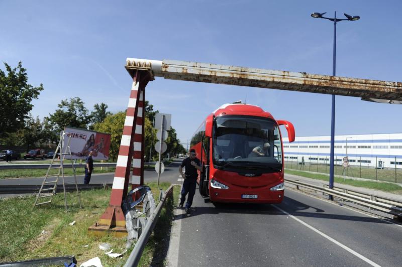 Kőbányán egy busz túlzottan magasra emelkedett, ami végül balesethez vezetett.