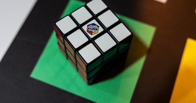 Az 50 éves Rubik-kocka most New York szívébe is betör! A híres logikai játék, amely generációkat kötött le, újra reflektorfénybe kerül a nagy alma városában. Az ikonikus színes kocka nemcsak a kihívások szerelmeseit vonzza, hanem a művészet és a kreativit