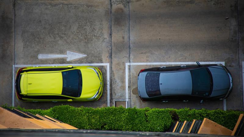 Új, jelentős változások várnak ránk a fővárosi parkolás terén: emelkedő parkolási díjak és a kedvezmények megszüntetése. Civil szervezetek egy radikális átalakítással álltak elő, melynek célja a főváros közlekedésének javítása és a fenntarthatóság előmozd