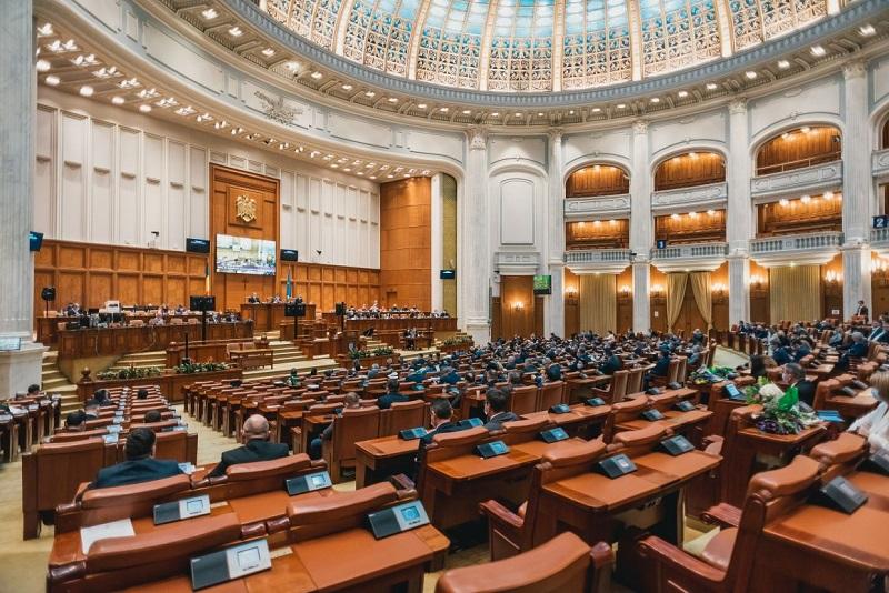 Két ellentétes tábor feszülhet egymásnak az új parlament falai között.