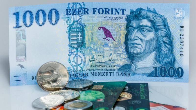 A forint gyengülése mögött számos tényező állhat, és az egyik fő ok a Fed legújabb döntései körüli bizonytalanság. A jegybank intézkedései, különösen a kamatemelésről szóló hírek, jelentős hatással vannak a nemzetközi pénzpiacokra, így a forintra is. Az i