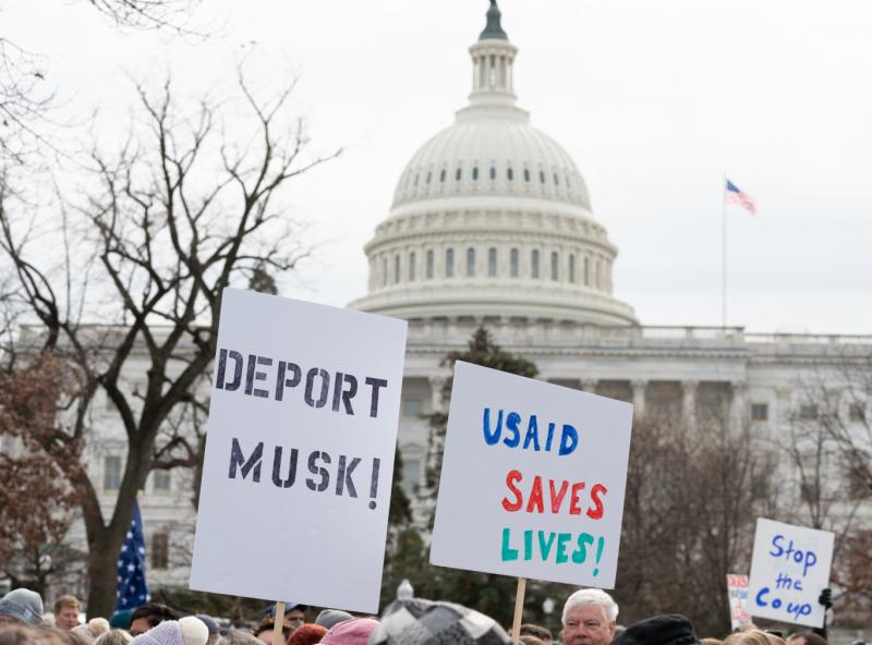 Egyik napról a másikra Elon Musk döntése nyomán a bűnszervezetként elkönyvelt USAID kénytelen volt leállítani több tucat kutatását. Ennek következtében számos szervezetnél kísérleti gyógyszerek maradtak hátra, amelyek ezrek sorsát befolyásolhatták volna.