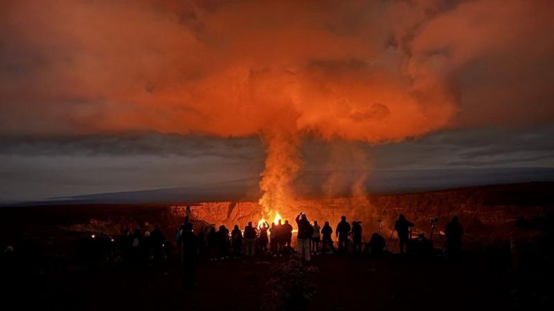 Fedezd fel a természet csodáját: egy lenyűgöző vulkán, amely a tengerbe lávát lövell, most már turistalátványosságként vonzza a látogatókat! Ne hagyd ki a videót, amely bemutatja ezt a lélegzetelállító jelenséget!