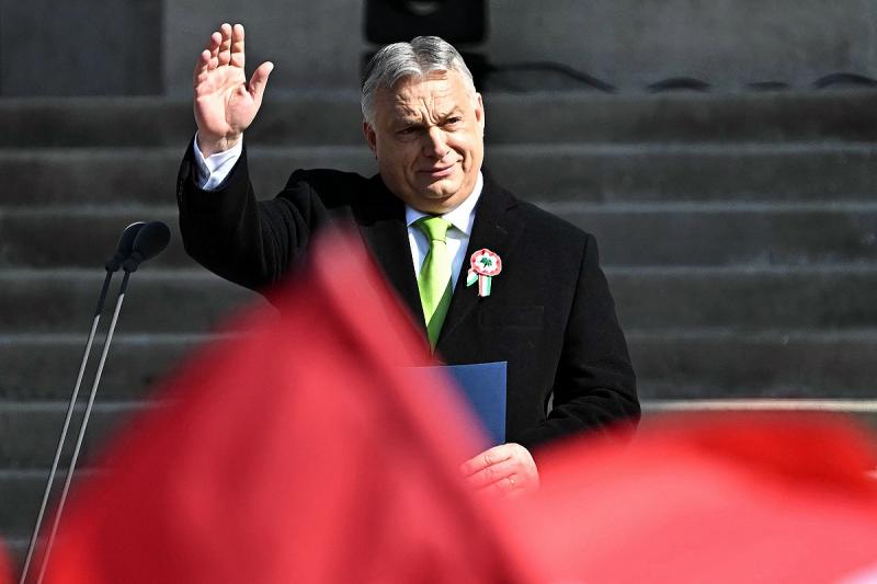 Féljetek, világ hatalmai - a Nemzeti Múzeum előtt Orbán szól a néphez!