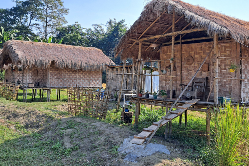 Majuli, Asszám szívében található, a világ legnagyobb folyami szigete, amely lenyűgöző természeti szépségével és gazdag kulturális örökségével vonzza a látogatókat. Az Brahmaputra folyó ölelésében fekvő sziget a hagyományos asszámi életforma és a hindu ku