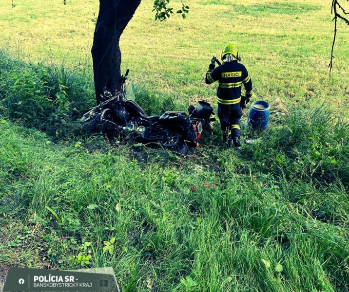 Egy 50 éves motoros tragikus balesete történt, amikor járműve letért az útról és egy fának ütközött. A helyszínen sajnos életét vesztette.
