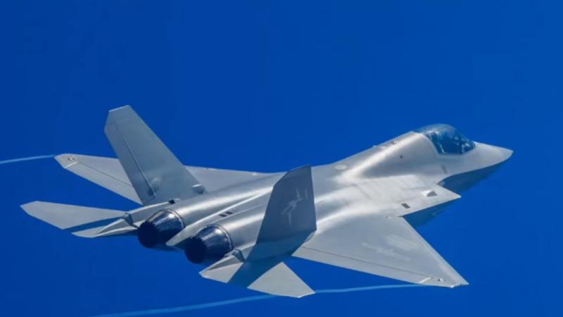 Hosszú időn át homály fedte, de végre napvilágot látott, hogy milyen képességekkel bír Kína titkos vadászgépe, amely az amerikai F-35-ös komoly ellenfele lehet.