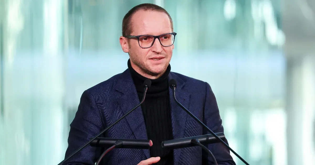 Demeter Szilárd, az Országos Széchényi Könyvtár főigazgatója felfüggesztésének hátterében számos összetett strukturális probléma bontakozik ki. Jelen helyzet számos kihívást és kérdést vet fel, amelyek sürgős figyelmet igényelnek.