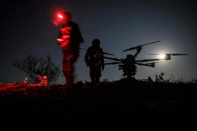 Egy belga katonai bázis égboltján hirtelen feltűnt 15 drón, amelyek sziszegve szelték át a levegőt, mint egy modern kor légifenyegetése. 