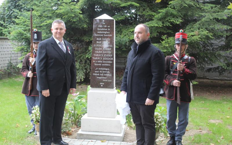 Aradi Vértanúk Emléknapja Kamocsán: Egy különleges megemlékezés, ahol a helyi közösség összegyűlik, hogy tiszteletét fejezze ki az 1848-49-es szabadságharc hőseinek. A programok során történelmi előadások, koszorúzási szertartások és kulturális műsorok vá