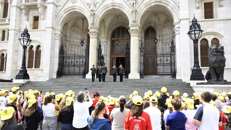 Botrányos magatartása következtében a NAV-hoz került az Országgyűlési Őrség egykori tisztje.