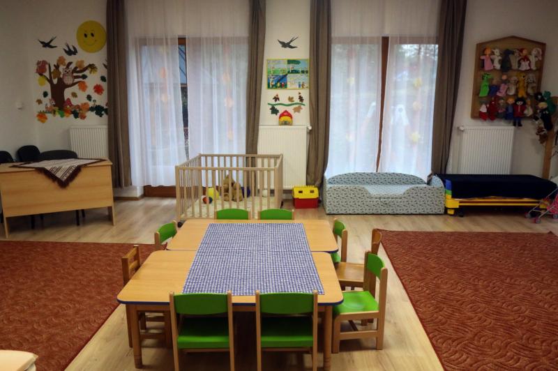 Két fiatal férfit fogtak el a londoni bölcsődék elleni kibertámadással összefüggésben.