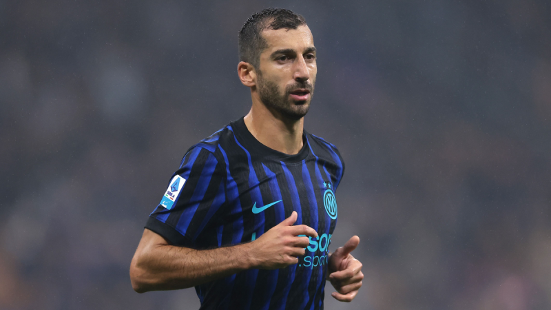 A válogatott sztárfocista a magyar-örmény mérkőzés helyett inkább könyvének népszerűsítésére összpontosít, így elmarad a fontos összecsapásról.