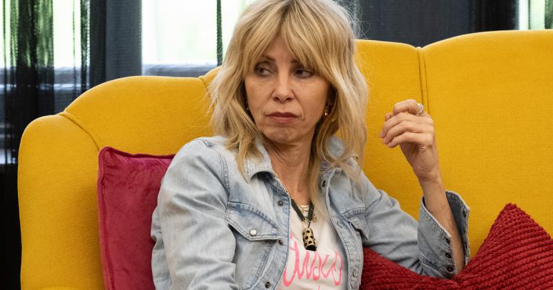 Péterfy Bori férjének hűtlensége nemcsak a párt érintette, hanem a közeli ismerősök is tisztában voltak vele, míg ő maga erről mit sem sejtett. Számos hazugság és titok lepleződött le utólag, ami csak még bonyolultabbá tette a helyzetet.