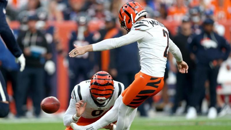 Sosem látott távolságból, mint egy varázslatos lövés, talált be a rúgójátékos az NFL-ben. Ez a lenyűgöző teljesítmény mindenkit ámulatba ejtett, hiszen a labda szinte repült a levegőben, és a célzás pontossága példaértékű volt. Az ilyen pillanatok emelik 