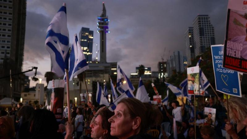 Szívbe markoló pillanatok, a túszok végre szabadon lélegezhetnek.
