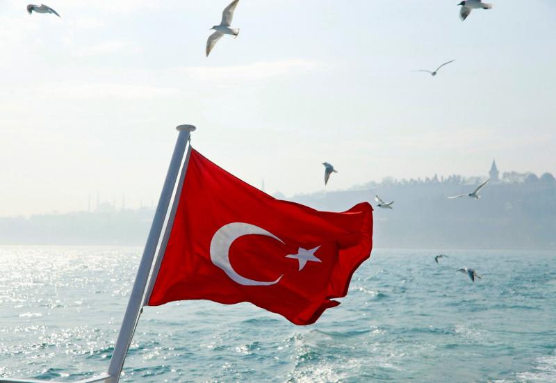 Egy különleges török politikai figura bukkant fel, és meglepő módon magyar névvel rendelkezik. Kíváncsi vagyok, vajon hogy hívják ezt az érdekes személyiséget!