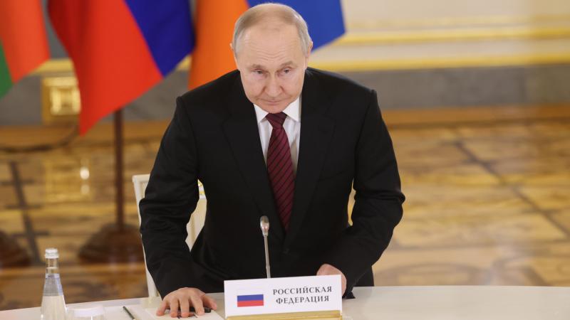 Moszkvába nem mindennapi látogatót vár Vlagyimir Putyin – végre személyesen üdvözölheti a felkelők vezéréből lett államfőt.