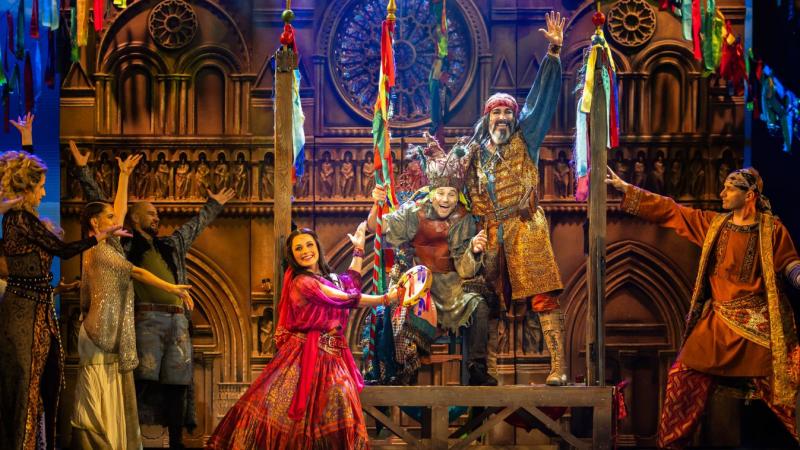 A Notre Dame nem csupán egy épület, hanem a lélek, az idő múlása és az emberi gyarlóságok örök tanúja.