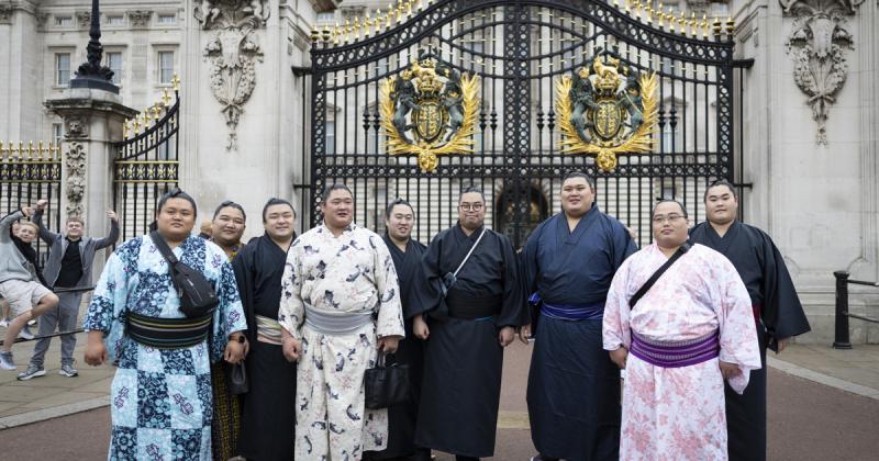 Egy világhírű élsportoló lép a reflektorfénybe, amikor a világ egyik legjelentősebb és legimpozánsabb koncerttermébe lép, amely királyi pompával várja a látogatókat.
