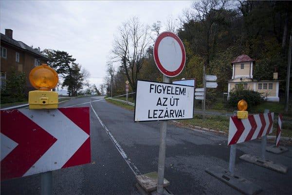 Baleset következtében lezárták a 7-es főutat Szántód térségében.
