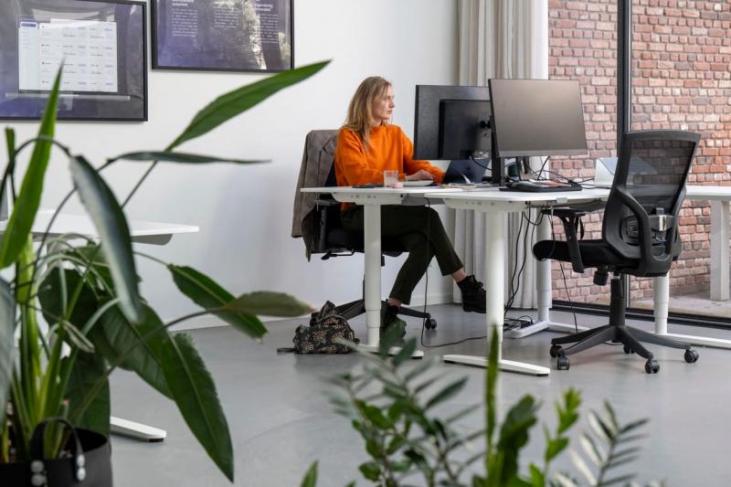 Ha napközben hosszú órákat töltesz ülve, a mikromozgás lehet a megoldás a frissesség és a dinamizmus megőrzésére. Ezek a kis, apró mozgások segítenek felfrissíteni a testet és az elmét, miközben csökkentik a hosszú ülés negatív hatásait. Próbáld ki példáu