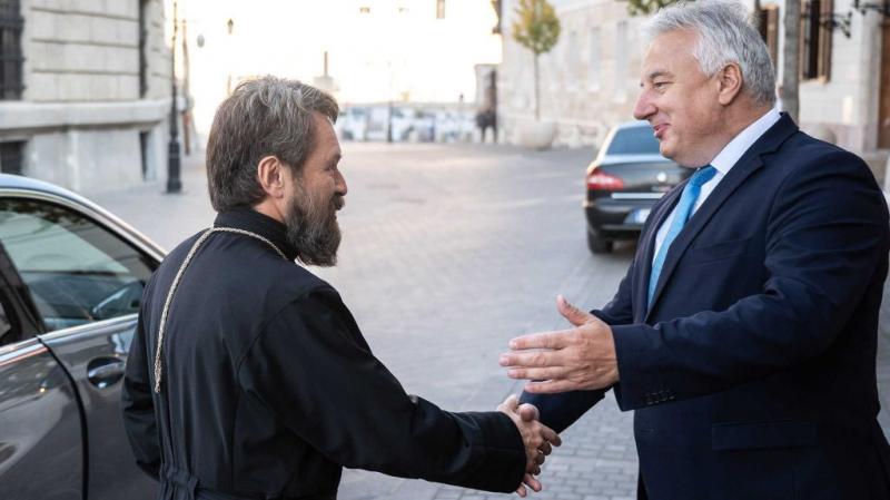 Havonta találkozott Semjén Zsolttal a szexuális zaklatással vádolt Hil, ami számos kérdést vetett fel a közéleti kapcsolatok és etikai normák terén.