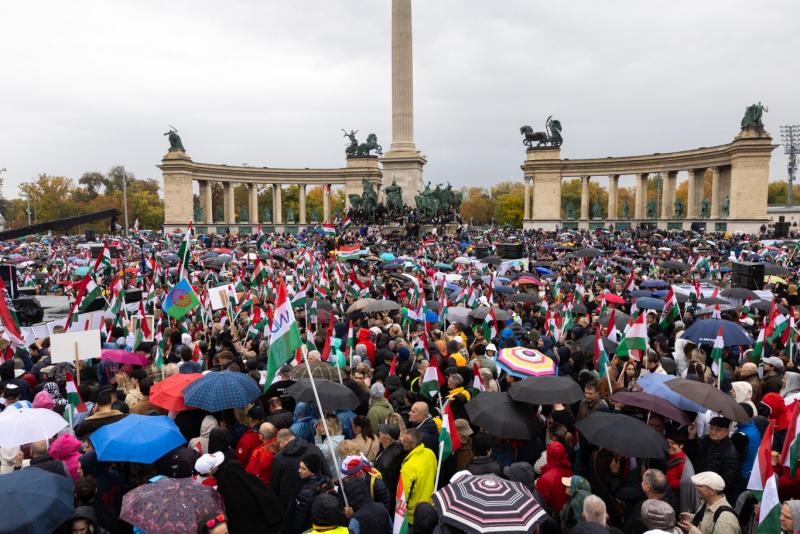 A Kossuth térről két személyt, míg a Hősök teréről egyet vittek el, mivel a rendezvényt megzavarták vagy a tömeg inzultálására került sor.