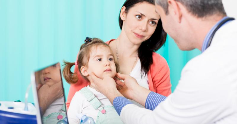 Mikor vírus és mikor baktérium? Íme néhány tipp, amivel könnyebben azonosíthatod a komolyabb fertőzéseket a gyerekeknél.

A gyerekek immunrendszere még fejlődésben van, így gyakran találkoznak különböző kórokozókkal. Fontos tudni, hogy a vírusok és baktér