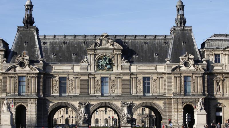 Louvre-i rablás: Két személyt őrizetbe vettek, az egyikük éppen az ország elhagyására készült.