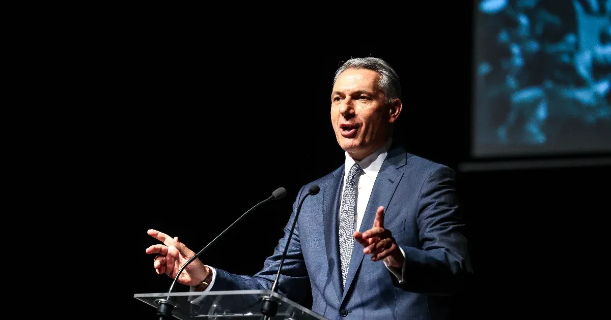 Lázár János kijelentette, hogy a kormány nem tervezi a Kossuth-díjak visszavonását, különösen a Nagy Feróval és a Szőlő utcával kapcsolatos ügyekben. Ezzel hangsúlyozta a díjak megbecsülésének fontosságát és a művészi teljesítmények elismerését.