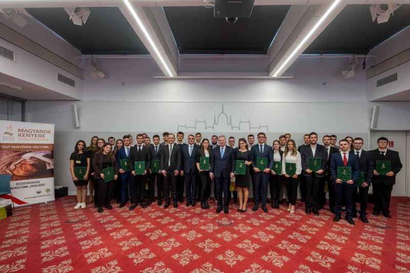 Erdélyi diákok is a győztesek között: félmillió forint támogatás a jövő magyar agrárszakembereinek | Krónika

Erdélyben tanuló fiatalok is kiemelkedtek a pályázat nyertesei között, hiszen a jövő magyar gazdáinak szánt félmillió forintos támogatásban része